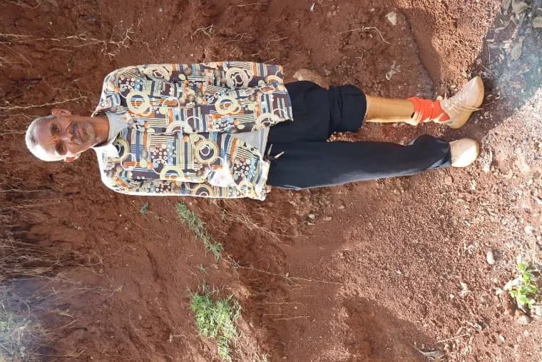 David Mwenda using his prosthesis